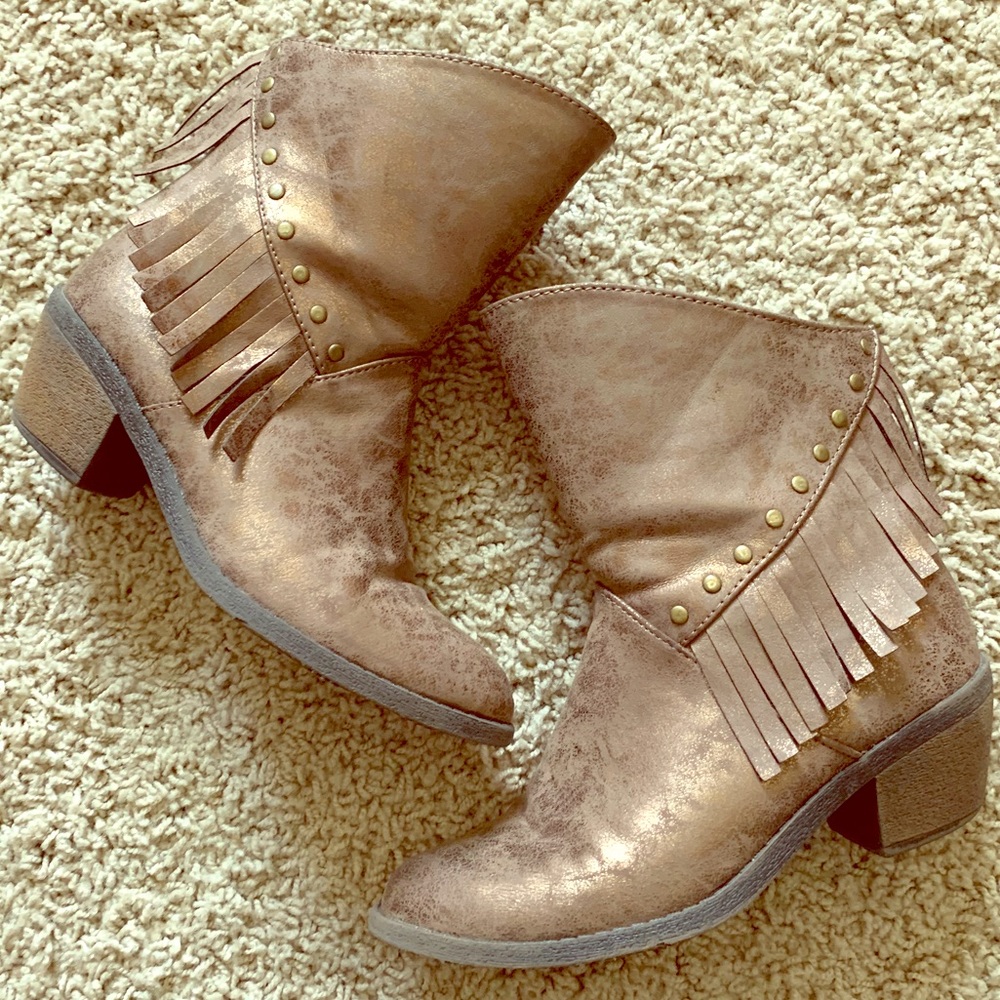 Stevie’s Fringe Booties 💙